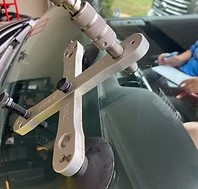 Bridge injector mounted on windshield performing resin injection